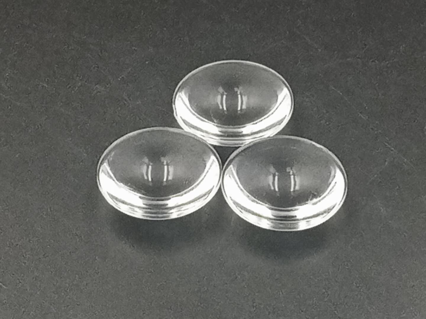 透鏡頂部設(shè)計(jì)為一內(nèi)凹面自由曲面反射面